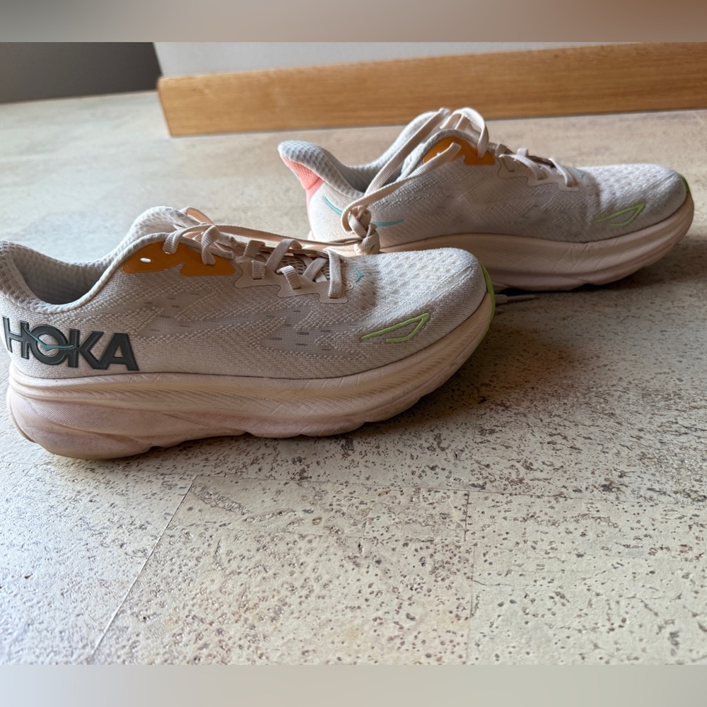 Hoka Clifton 9 Women’s Running Shoes, size 8B - Picture 2 of 6